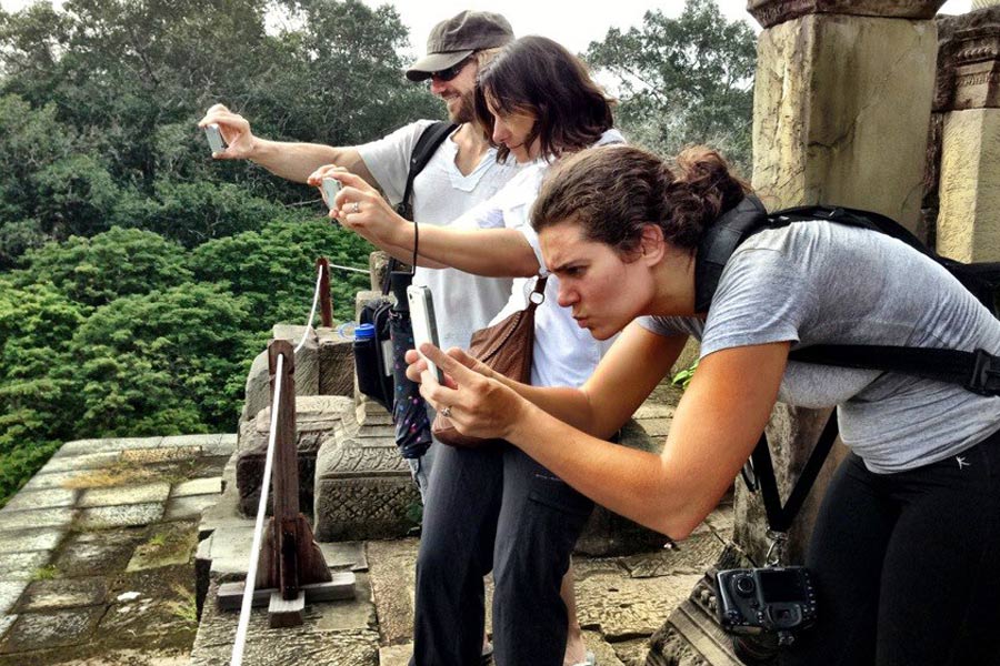 3photographers-in-cambodia-iphone