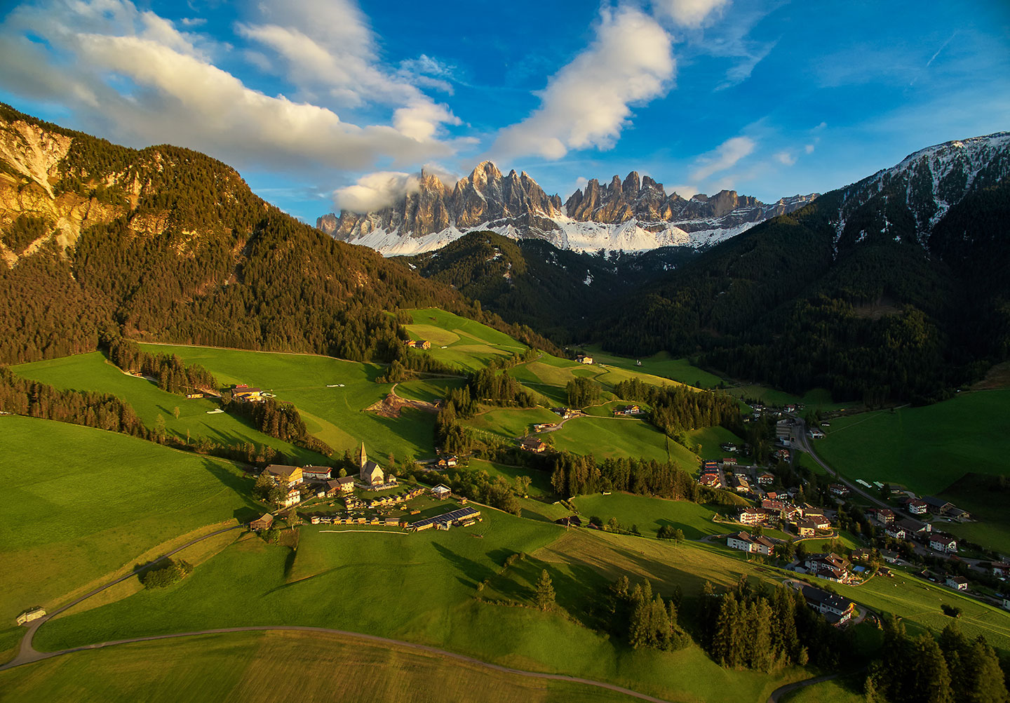 (A sunset and moonrise over the stunning Dolomites in Val di Funes, Italy)